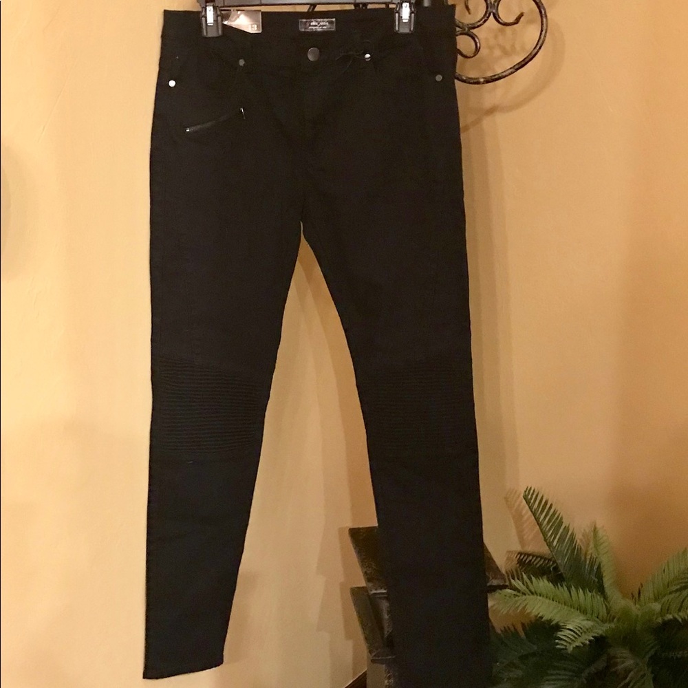 NWT - Vella Black Skinny Jean - Size 13